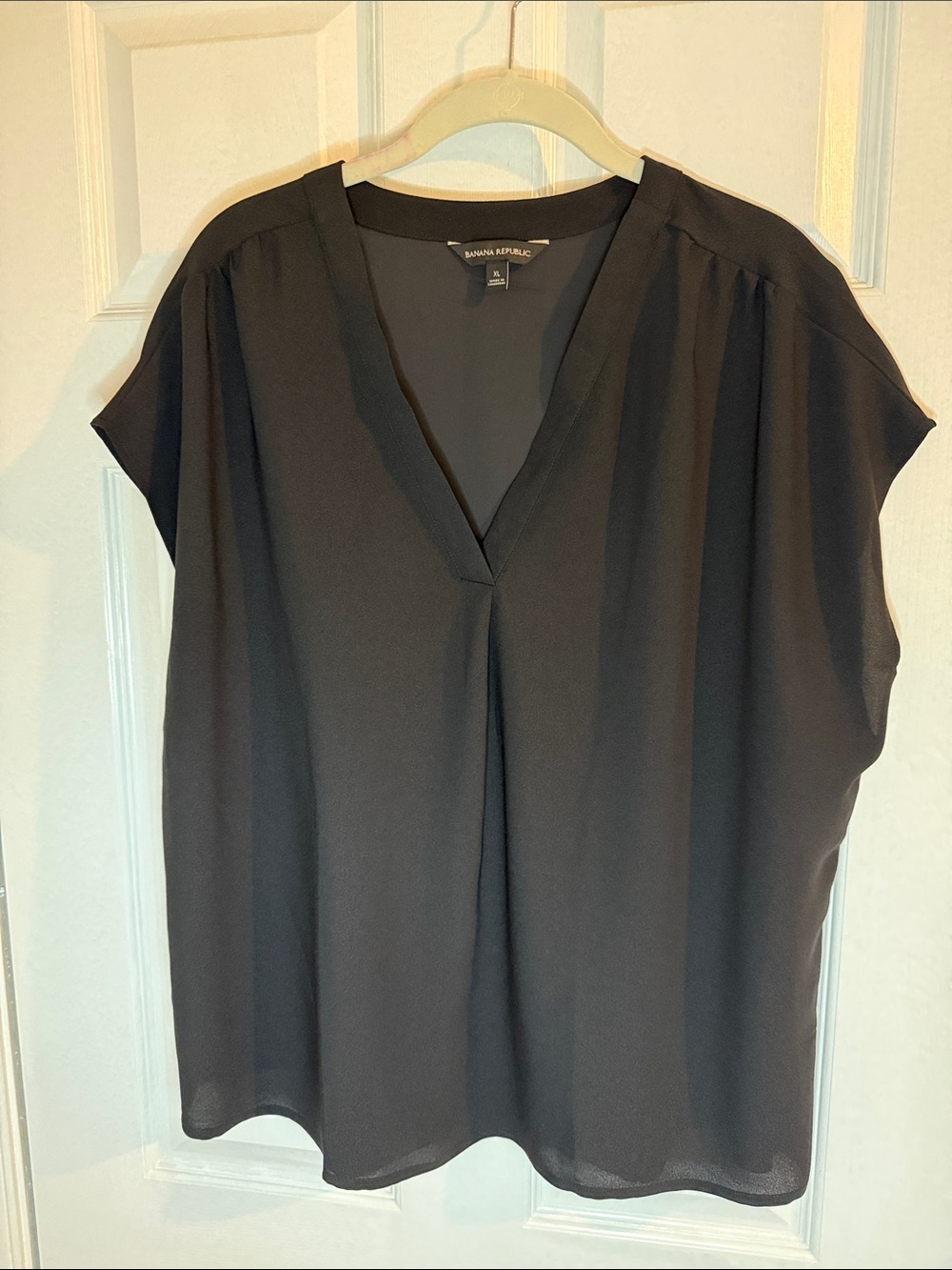 Banana Republic Black V-Neck Short Sleeve Blouse - XL